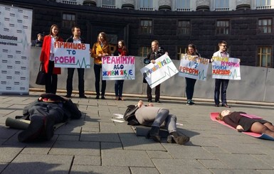 Под Радой протестуют против ЛГБТ-браков, а под Кабмином - 