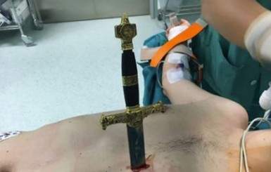 Появилось шокирующее видео извлечения меча из тела раненного мужчины   