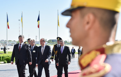 Флотилия НАТО и военная бригада: о чем договорился Порошенко в Румынии