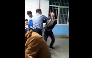В Китае школьники избили учителя