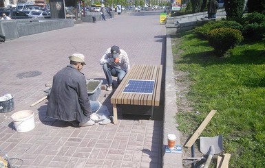 В Киеве установили первую скамейку с солнечной батареей