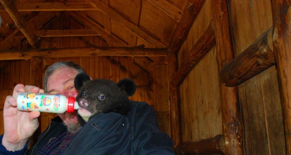 В зоопарке Бердянска медвежатам выделили усатого няня