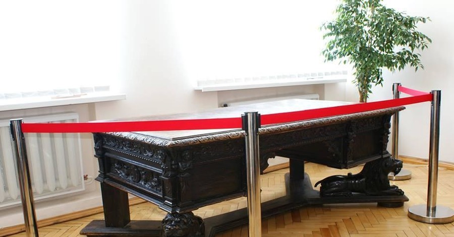 У директора Винницкого краеведческого музея отобрали стол Петлюры