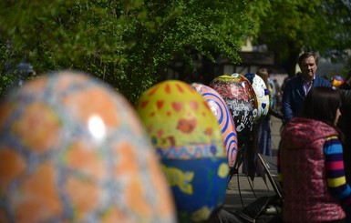 В центре Киева поставили огромные мохнатые яйца