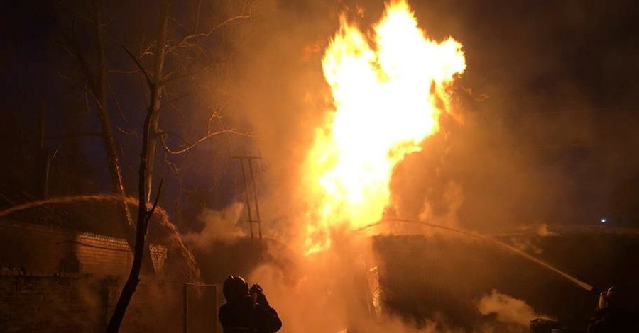 В Харьковской области загорелись большие емкости с бензином