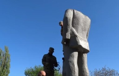 Под Одессой селяне прогнали бойцов, прибывших сносить Ленина