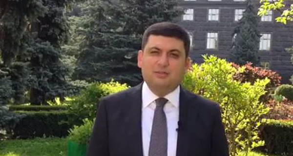 Гройсман отчитался перед украинцами в цветущем дворике Кабинета министров