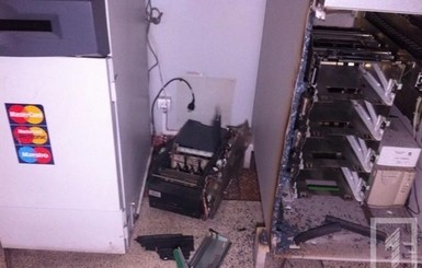 В Каховке клиент избил банкомат