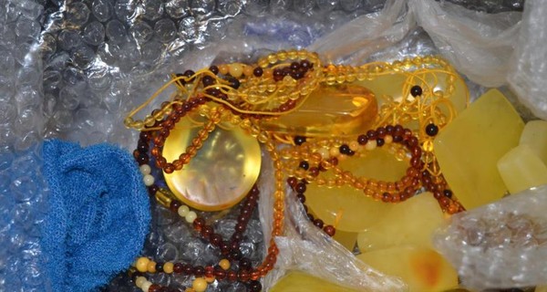 Китаянки хотели вывезти в Турцию из Харькова 35 кг янтаря