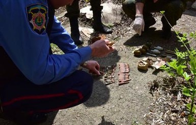 В Мариуполе дети нашли банку с гранатами и патронами