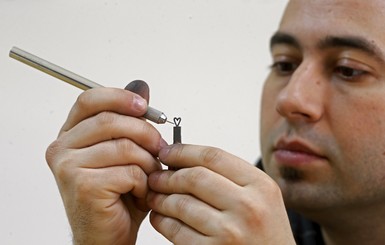 Художник создает миниатюрные скульптуры, от которых захватывает дух
