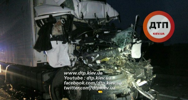 Под Киевом столкнулись грузовик и фура с грузом 
