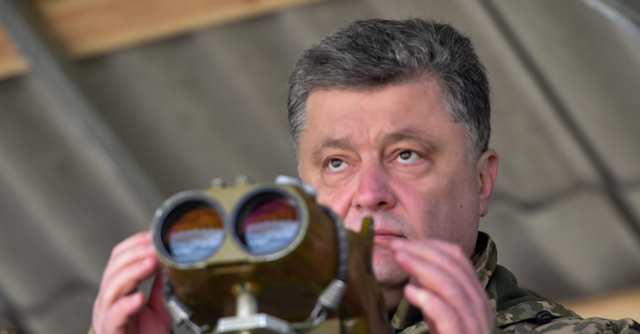 Порошенко проверил новую военную технику украинских войск