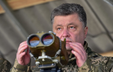 Порошенко проверил новую военную технику украинских войск