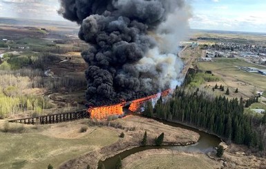 В Канаде дотла сгорел старинный деревянный мост