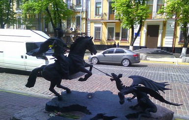 Тука увидел в Киеве памятник, символизирующий отношения Украины и России