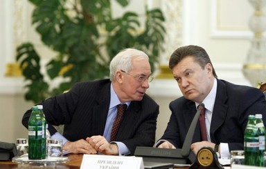 Transparency International сделала доклад о жизни Януковича и Азарова в России 