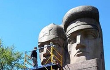 В Киеве памятник чекистам крошат молотками и раздают прохожим