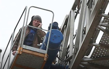 В Минске мужчина забрался на кран и требует зарплату