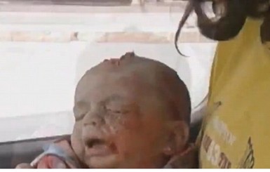 Опубликовано видео, как из-под завала в Алеппо достали живого ребенка 