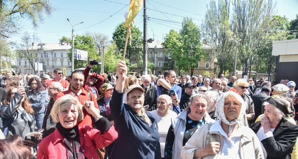 На Куликовом поле в Одессе около 300 человек распевают советские песни