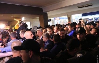 В аэропорту Одессы завязалась потасовка, депутатов Бойко и Новинского эвакуировали 