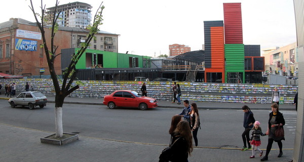 В центре Днепропетровска  строится торговый центр из… контейнеров 