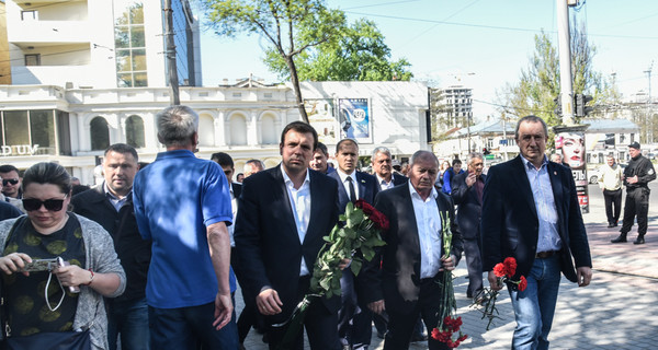 Экс-губернатор и нардеп от ОБ Николай Скорик первым из политиков почтил память погибших в Одессе