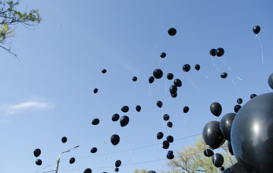 В Одессе в память о погибших выпустили голубей и черные шары
