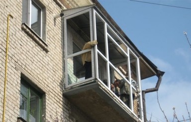 В Бердичеве рухнул балкон с людьми