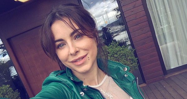 Ани Лорак без макияжа спела для своих поклонников