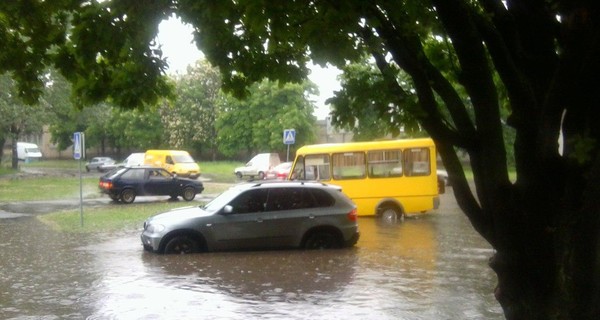 В Запорожье ливень затопил улицы, град побил машины, а смерч напугал горожан