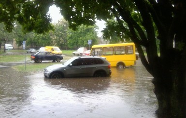 В Запорожье ливень затопил улицы, град побил машины, а смерч напугал горожан