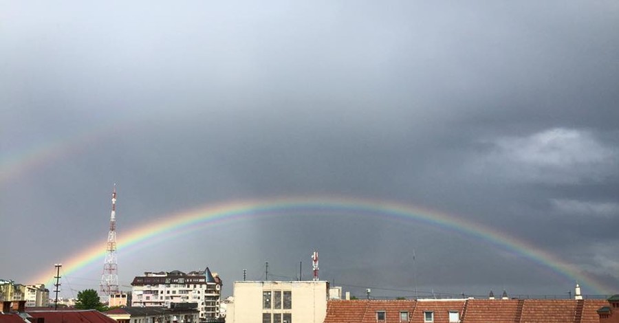 В Ивано-Франковске на День города в небе появилась радуга