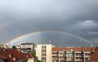 В Ивано-Франковске на День города в небе появилась радуга