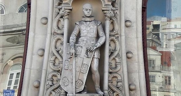 В Португалии любитель селфи разбил уникальную статую 19 века