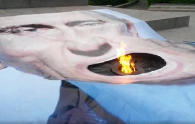 Киевская полиция ищет неизвестных, которые положили фото Путина на Вечный огонь 