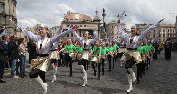 День города во Львове: торжественный парад, ретро велозаезд и много концертов