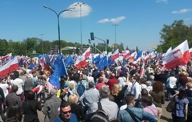 В Польше на митинг вышли 250 тысяч антиправительственных демонстрантов 