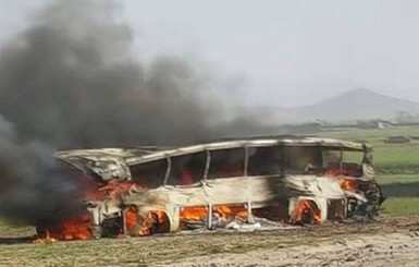 В Афганистане автобусы столкнулись с бензовозом и взорвались