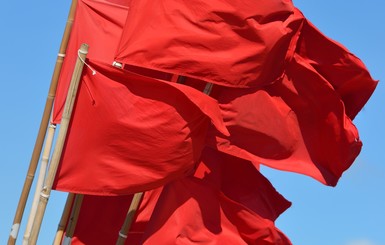 В Черкасах подрались из-за красного флага