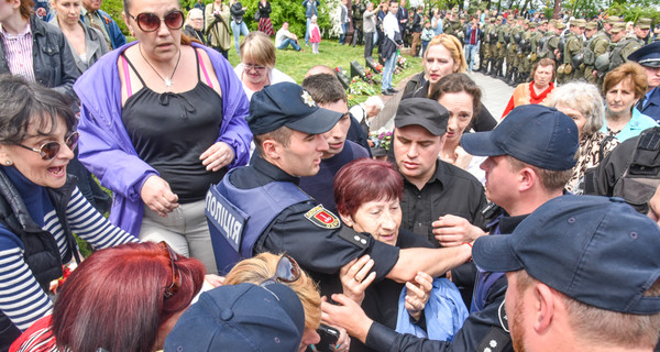 В Одессе полиция предотвратила драку возле Вечного огня