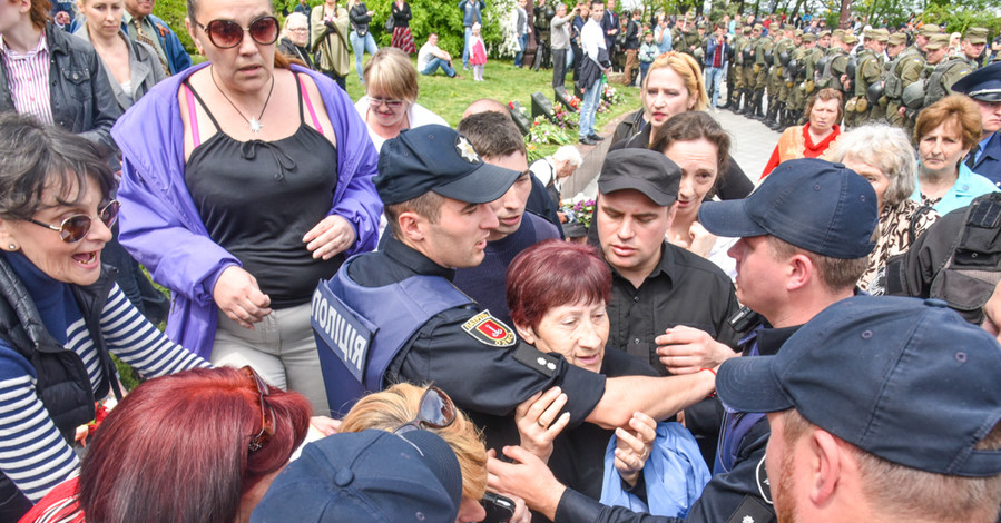 В Одессе полиция предотвратила драку возле Вечного огня