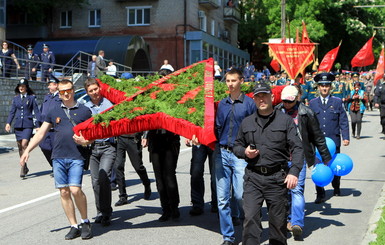 В Днепропетровске прошло шествие с красными знаменами и георгиевскими ленточками