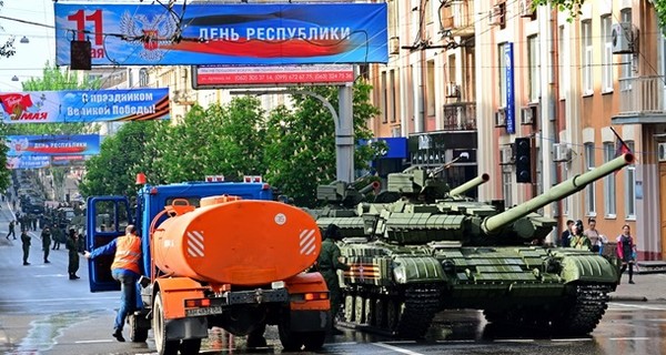 В Донецке перед парадом заварили люки и остановили транспорт