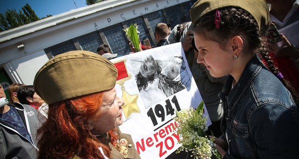 В Молдове 9 Мая выпустили голубей мира, а в Беларуси развернули гигантский красный флаг