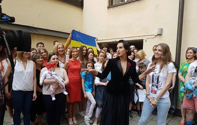 Джамала показала декольте на встрече с украинской диаспорой в Швеции 