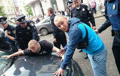 Полиция задержала тех, кто ранил патрульного в Харькове