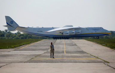 Крупнейший в мире самолет улетел из Украины в Австралию 