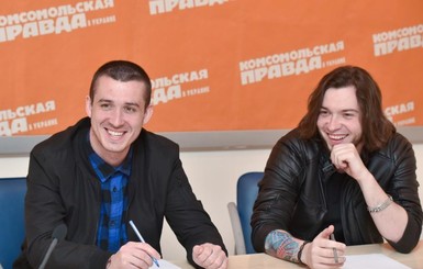 Даша Астафьева угощала борщом участников группы 